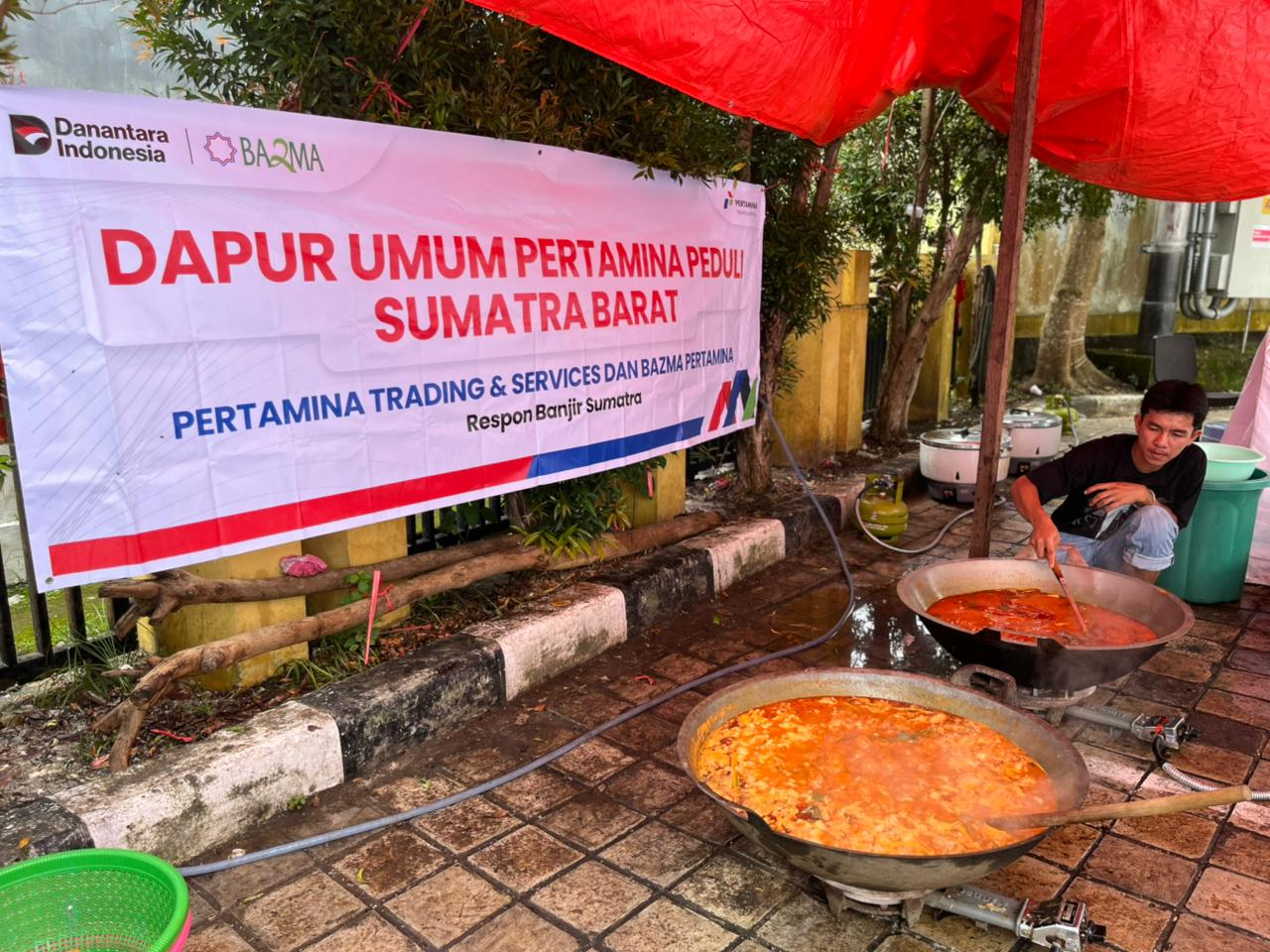 Pertamina Trading and Services dan BAZMA Pertamina Hadirkan Dapur Umum untuk Penyintas Banjir di Tanah Datar